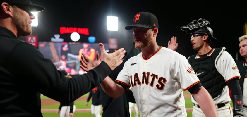 Alex Cobb comemora após a vitória do San Francisco Giants sobre o St. Louis Cardinals