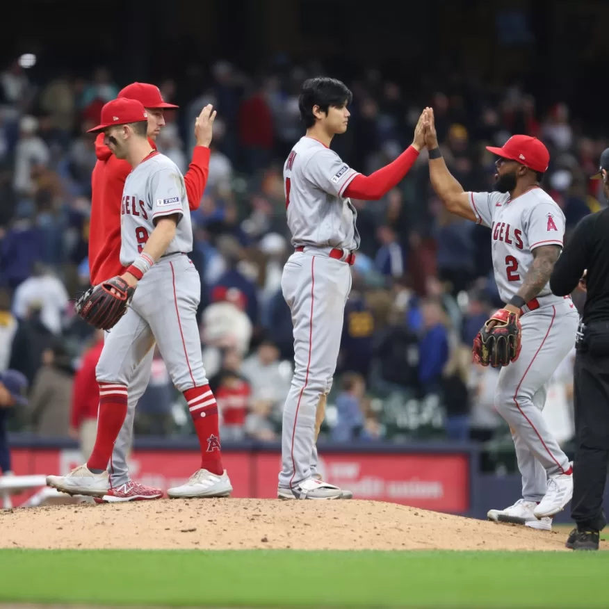 Jogadores do Los Angeles Angels comemoram a vitória por 3 a 0 sobre o Milwaukee Brewers