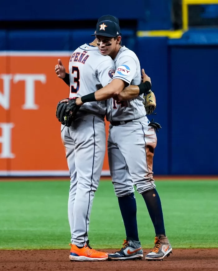 Mauricio Dubon e Jeremy Pena comemoram vitória dos Astros sobre os 