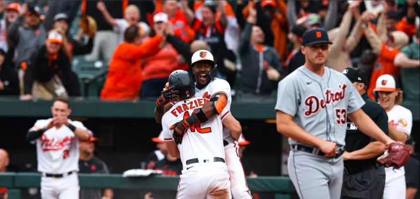 Adam Frazier e Jorge Mateo comemoram a vitória por walk-off do Baltimore Orioles sobre o Detroit Tigers na tarde deste domingo (23)