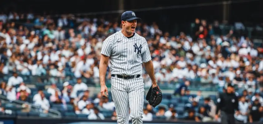 O arremessador Gerrit Cole comemorando durante a vitória do New York Yankees por 2 a 0 sobre o Minnesota Twins