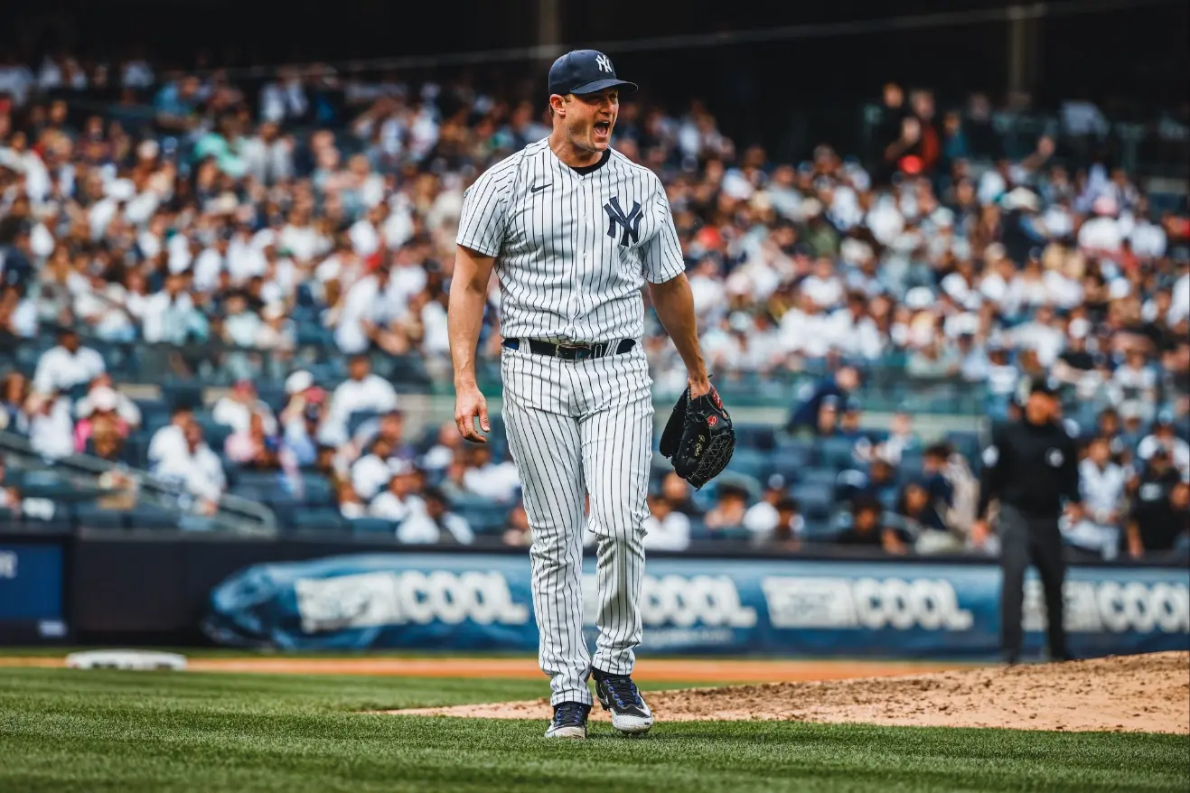 O arremessador Gerrit Cole comemorando durante a vitória do New York Yankees por 2 a 0 sobre o Minnesota Twins