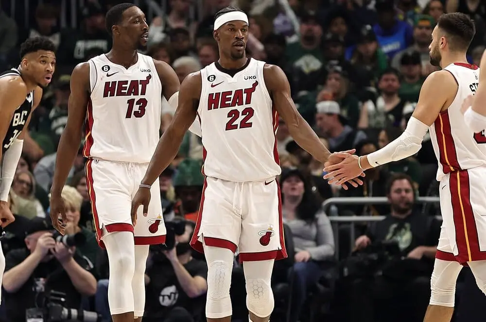 Jimmy Butler lidera vitória do Heat contra os Bucks em jogo 1