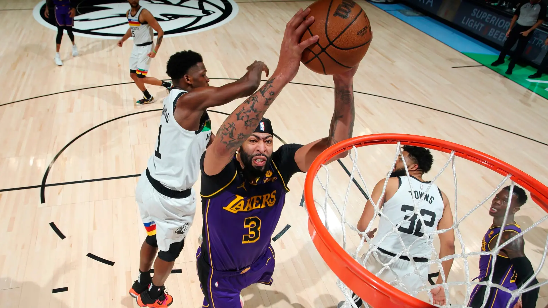 Los Angeles Lakers contam com boa atuação de Anthony Davis e derrota Minnesota Timberwolves