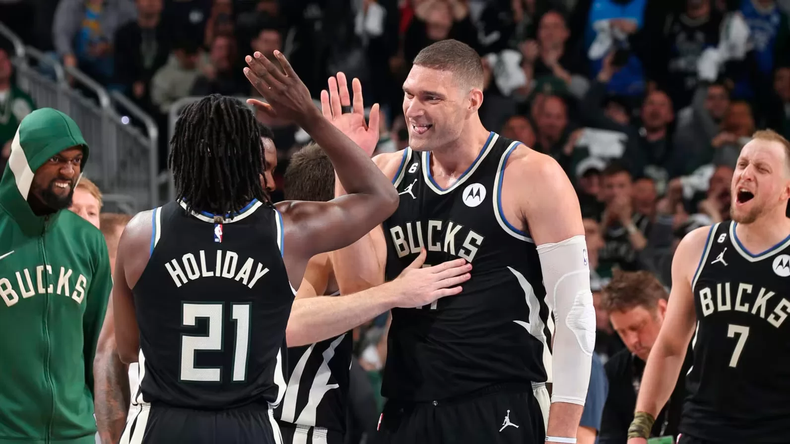 Mesmo sem Giannis Antetokounmpo, Milwaukee Bucks domina, derrota Miami Heat e empata série