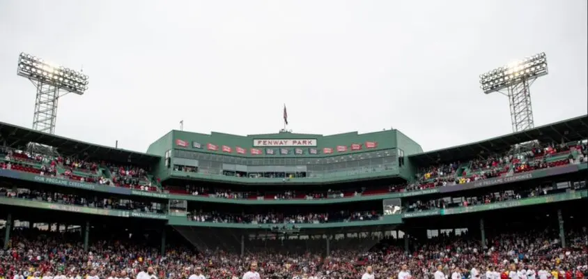 O Boston Red Sox saiu derrotado pelo Los Angeles Angels nesta segunda-feira, a partida contou com homenagens aos 10 anos dos ataques na maratona de Boston e aos campeões de 2013