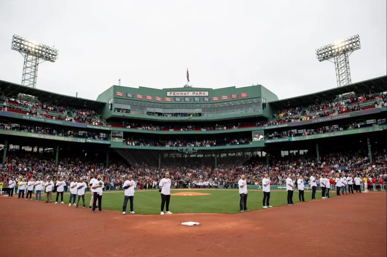 O Boston Red Sox saiu derrotado pelo Los Angeles Angels nesta segunda-feira, a partida contou com homenagens aos 10 anos dos ataques na maratona de Boston e aos campeões de 2013