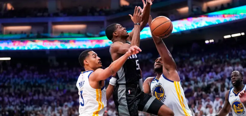 Sacramento Kings derrota Golden State Warriors e vencem primeiro jogo de playoffs em 17 anos