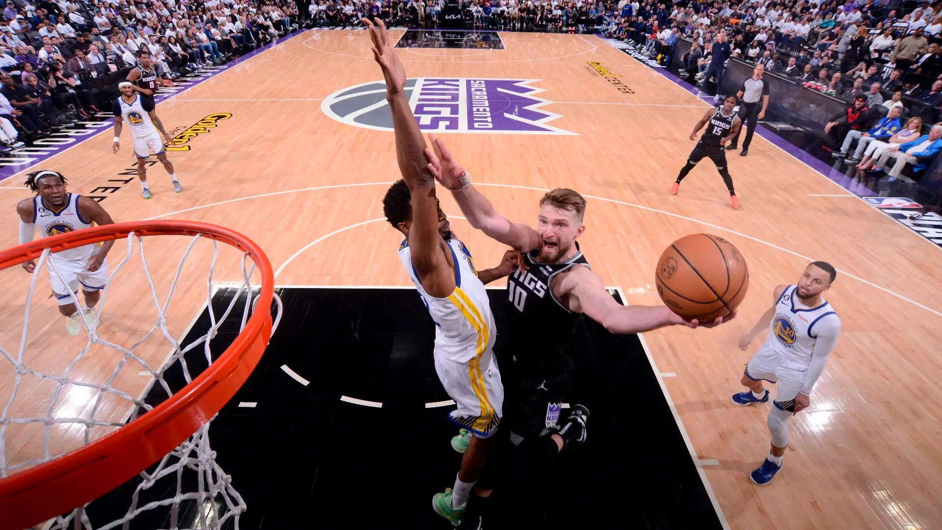 Sacramento Kings derrota Golden State Warriors e vencem primeiro jogo de playoffs em 17 anos