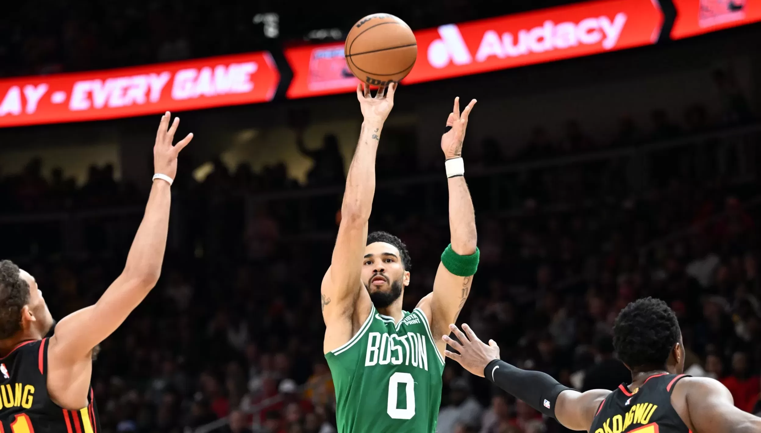 Dupla brilha, Celtics batem Hawks e se classificam nos playoffs da NBA