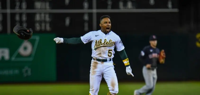 Tony Kemp comemora a rebatida da vitória do Oakland Athletics contra o Cleveland Guardians