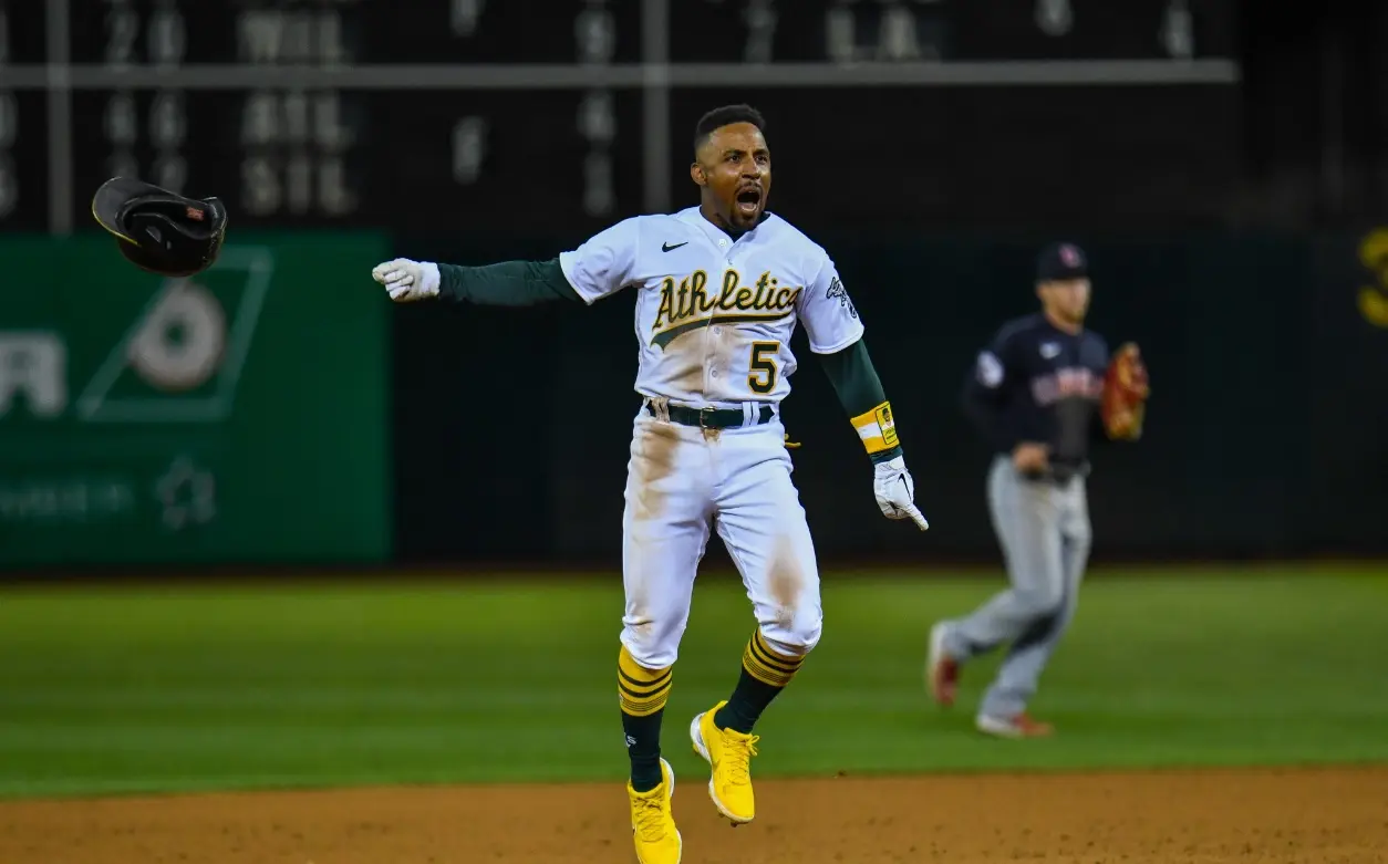 Tony Kemp comemora a rebatida da vitória do Oakland Athletics contra o Cleveland Guardians