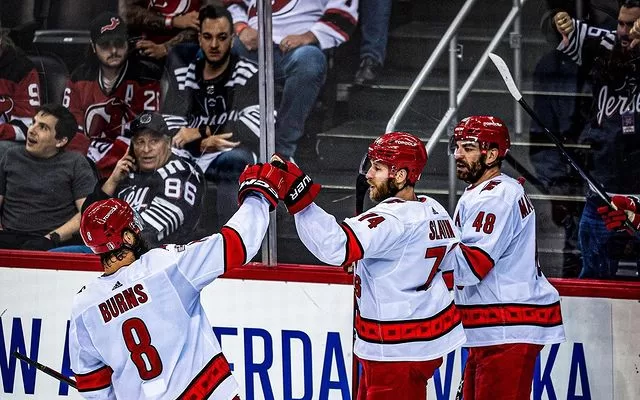 Hurricanes goleiam Devils novamente e ficam a uma vitória da classificação das finais de conferência.