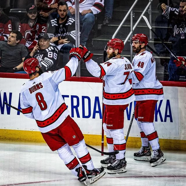 Hurricanes goleiam Devils novamente e ficam a uma vitória da classificação das finais de conferência.