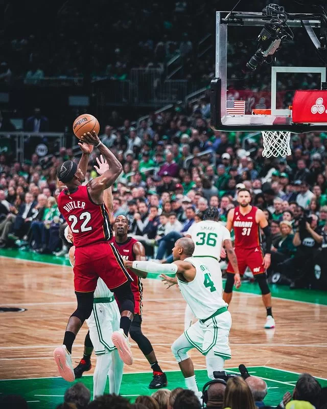 Jimmy Butler lidera vitória de Miami contra Boston no jogo 1 das finais da Conferencia Leste.