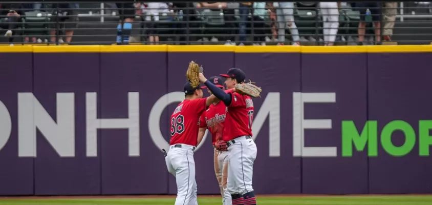 Jogadores dos Guardians comemoram após vitória sobre o Minnesota Twins neste domingo, Cal Quantrill teve grande atuação