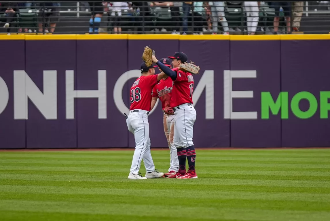 Jogadores dos Guardians comemoram após vitória sobre o Minnesota Twins neste domingo, Cal Quantrill teve grande atuação