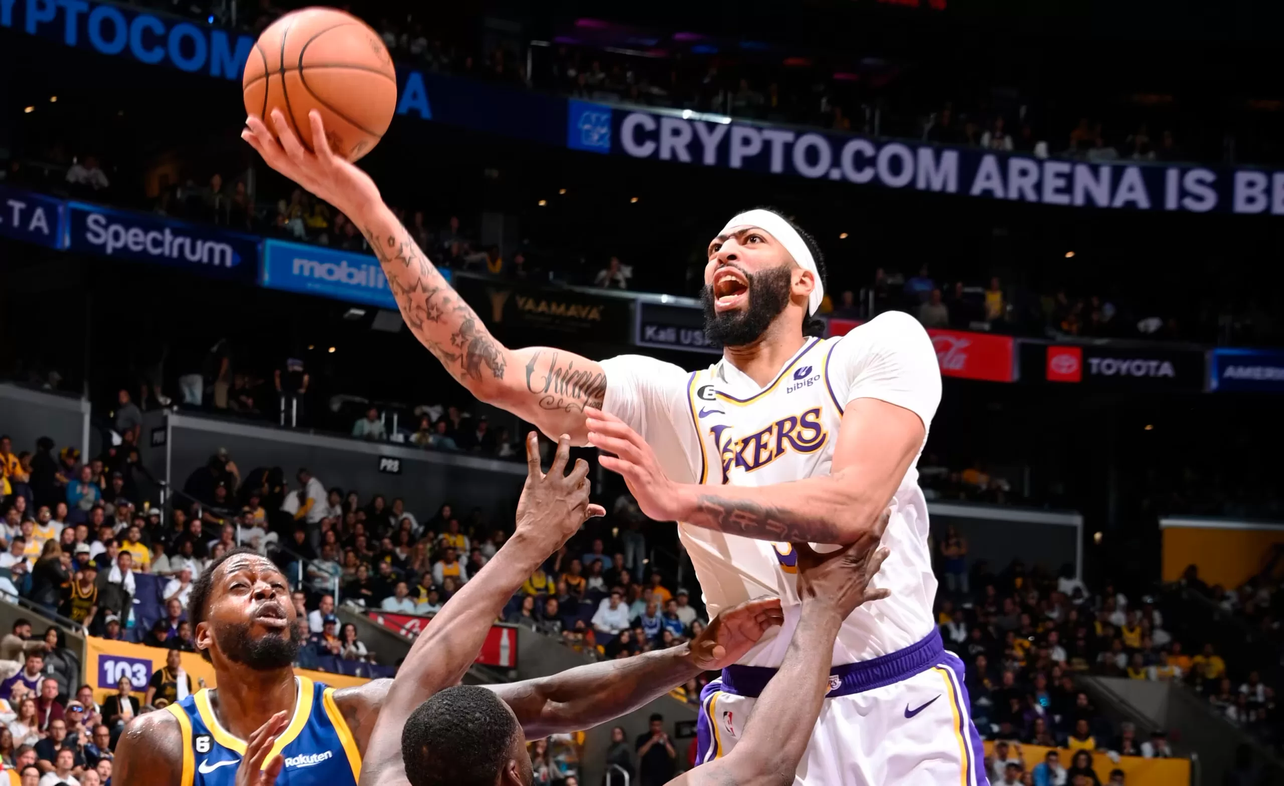 Lakers controlam segundo tempo, derrotam Warriors e reassumem liderança da série