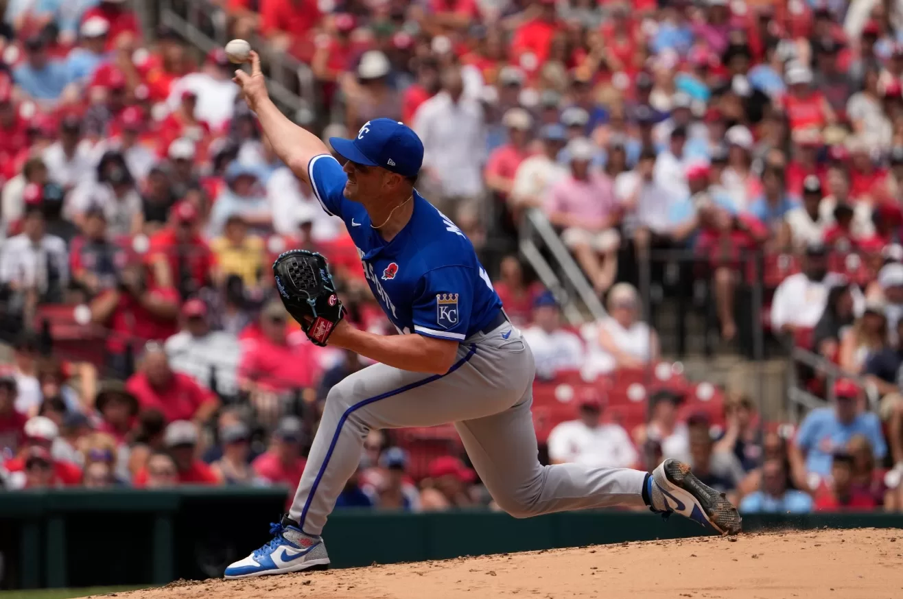 Mike Mayers arremessando durante a vitória do Kansas City Royals sobre o St. Louis Cardinals nesta segunda-feira (29)