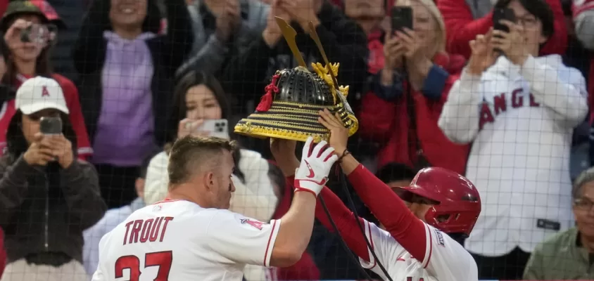 Mike Trout recebe o Kabuto (capacete samurai) após bater o HR contra os Red Sox