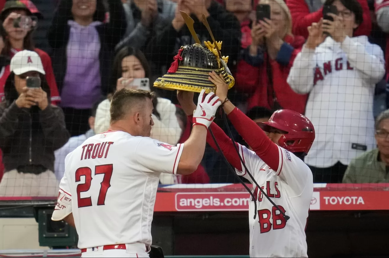 Mike Trout recebe o Kabuto (capacete samurai) após bater o HR contra os Red Sox