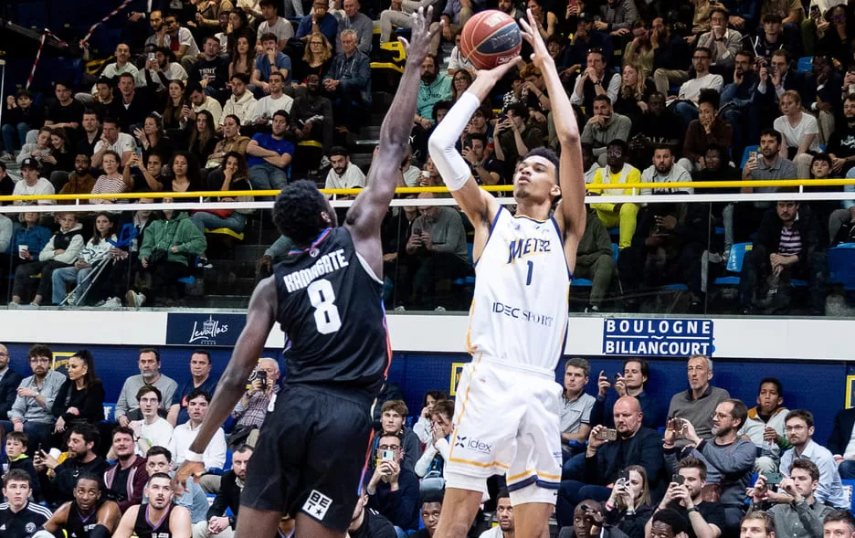 Victor Wembanyama impressiona por altura ao lado de Gobert