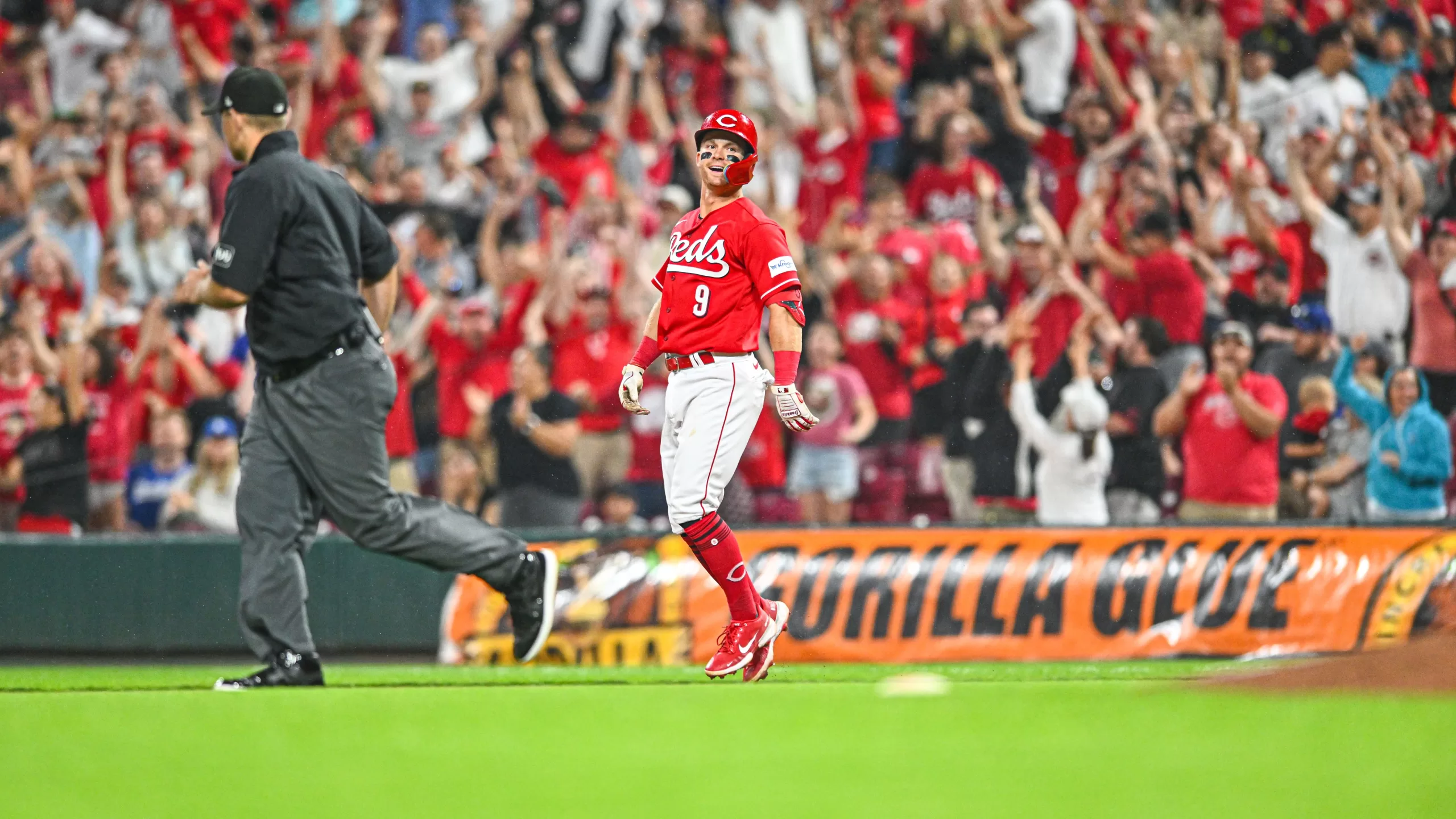 Reds viram contra Dodgers com reação na última entrada