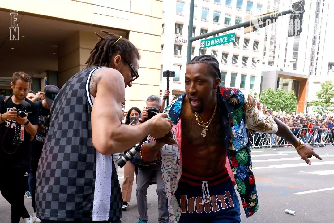 Gordon e Caldwell-Pope durante desfile de campeões dos Nuggets.