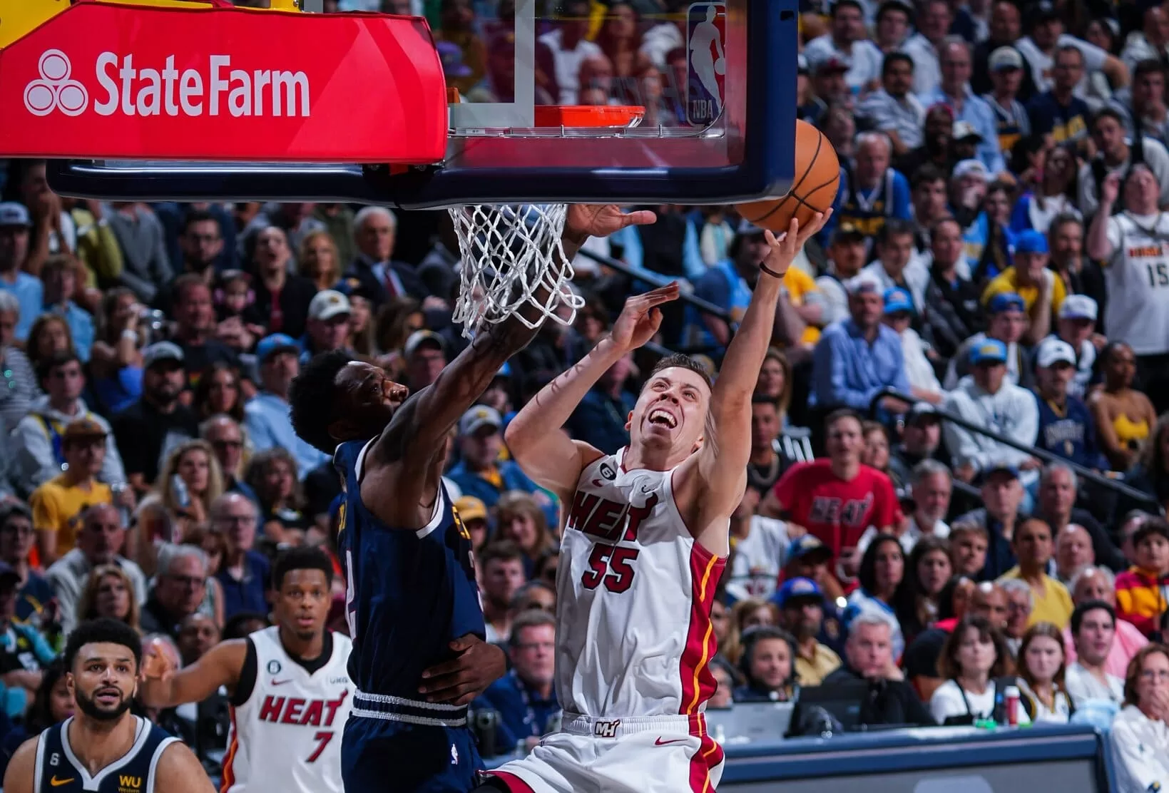 Robinson faz bandeja para cima de Green em vitória do Heat no jogo 2 das finais da NBA 2023