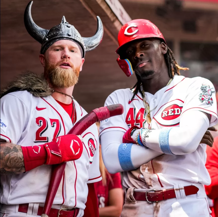 Jake Fraley e Elly De La Cruz comemorando a virada do Cincinnati Reds sobre o Colorado Rockies