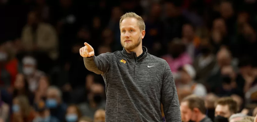 PHOENIX, ARIZONA - DECEMBER 27: Associate head coach Kevin Young of the Phoenix Suns during the first half of the NBA game against the Memphis Grizzlies at Footprint Center on December 27, 2021 in Phoenix, Arizona.