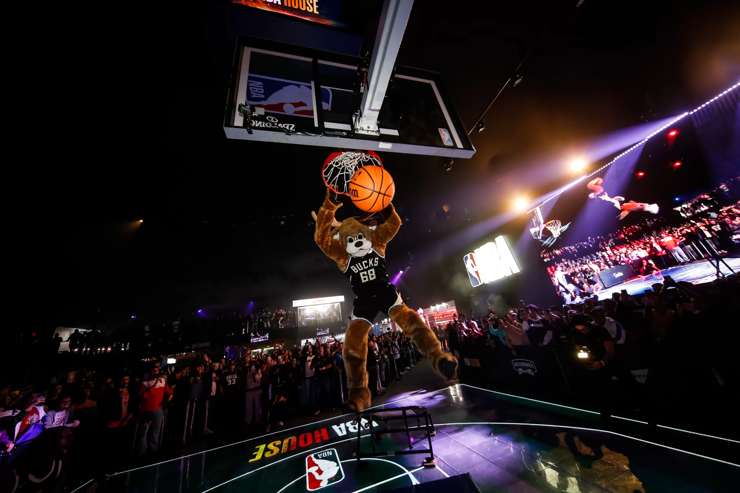 Bango em apresentação durante NBA House 2023