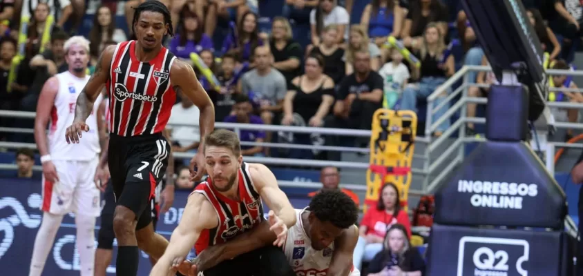 Siewert e Jhonatan disputam bola em jogo entre São Paulo e Franca nas finais do NBB.