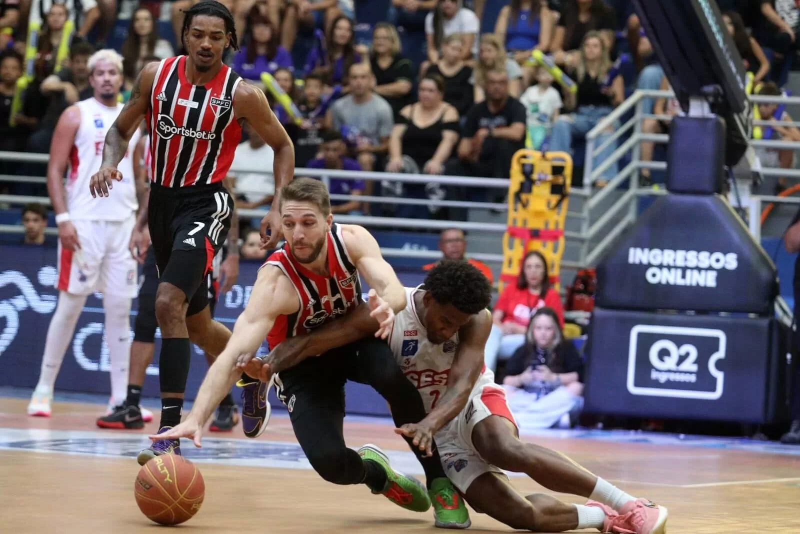 Siewert e Jhonatan disputam bola em jogo entre São Paulo e Franca nas finais do NBB.