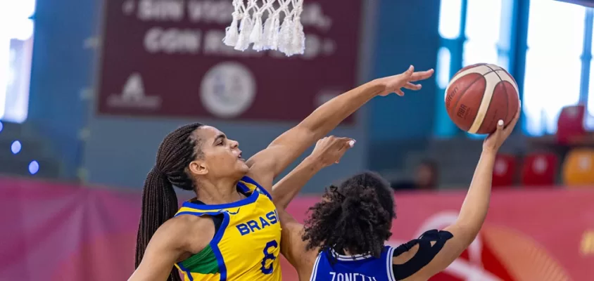 Ana Beatriz tenta toco na derrota do Brasil para a Itália