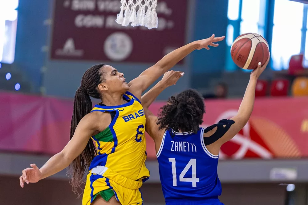 Ana Beatriz tenta toco na derrota do Brasil para a Itália