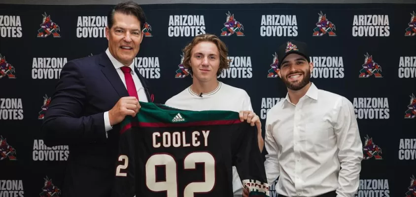 Logan Cooley assina contrato com Arizona Coyotes