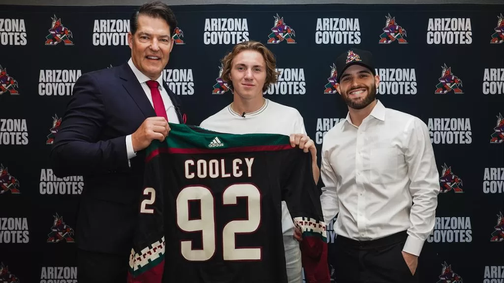 Logan Cooley assina contrato com Arizona Coyotes