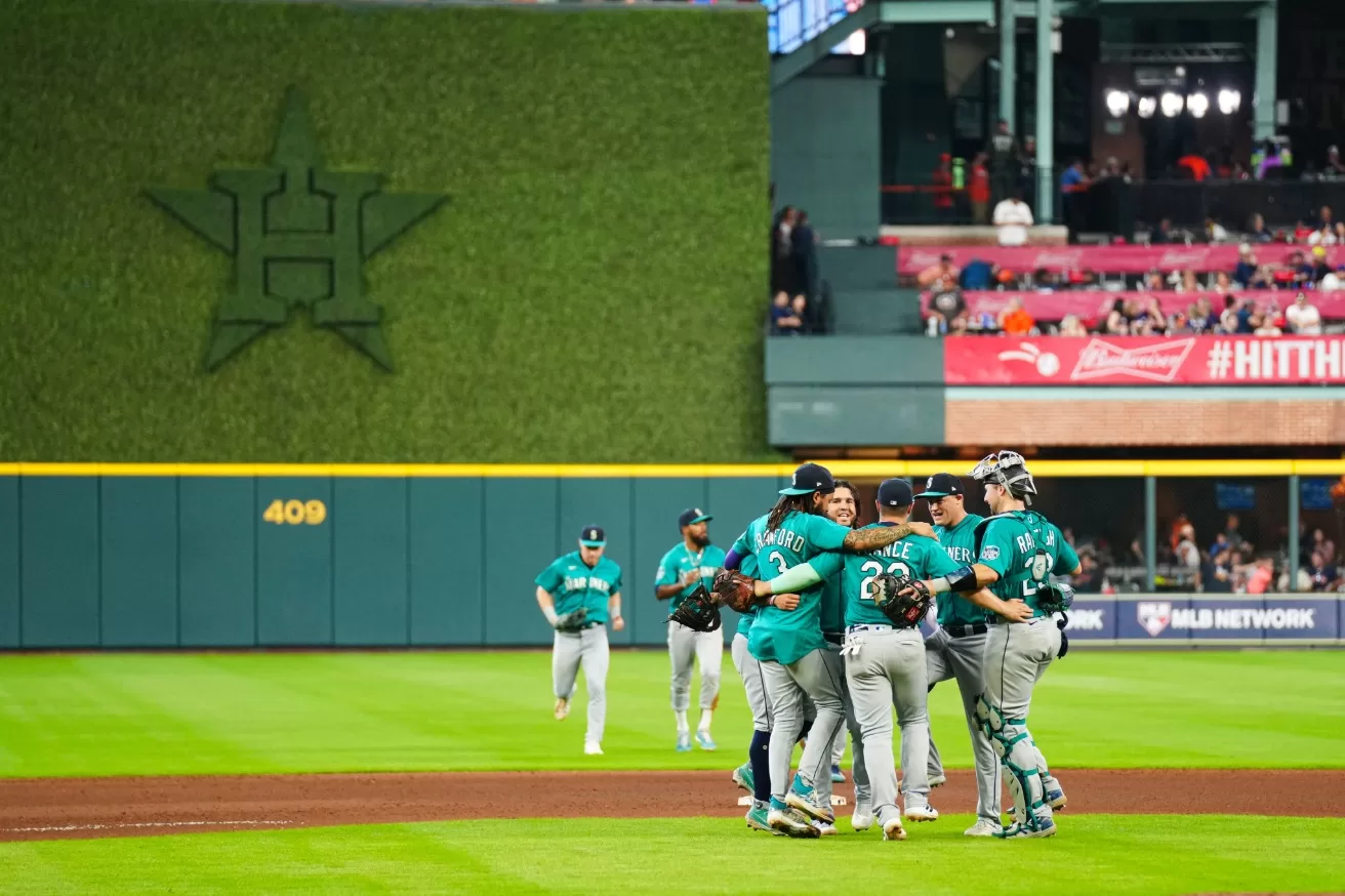 Time do Seattle Mariners comemorando a vitória por 3 a 1 sobre o Houston Astros