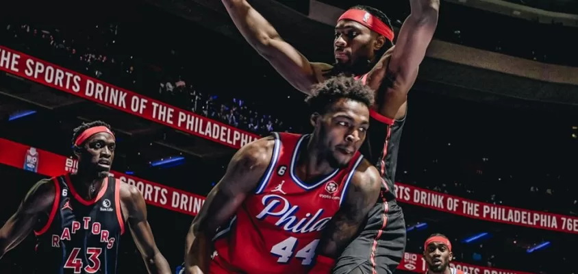 Paul Reed renova com os 76ers