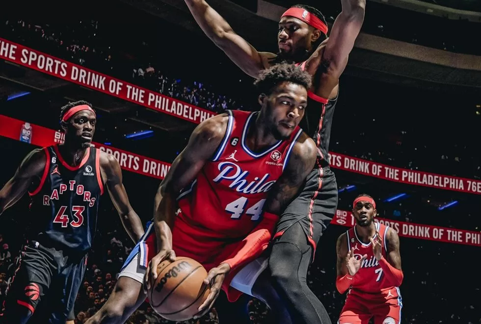 Paul Reed renova com os 76ers