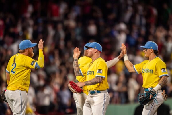 Jogadores do Boston Red Sox comemoram a vitória por 5 a 3 sobre o Atlanta Braves na noite desta quarta-feira (26)