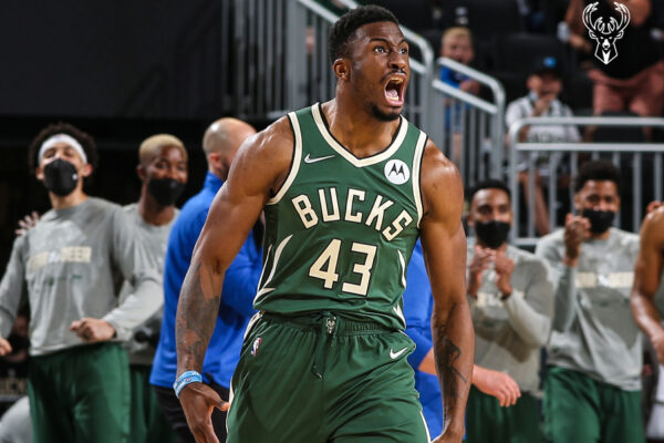 Thanasis assina novo contrato com os Bucks