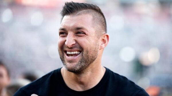 Tim Tebow integra grupo que será dono de equipe na ECHL