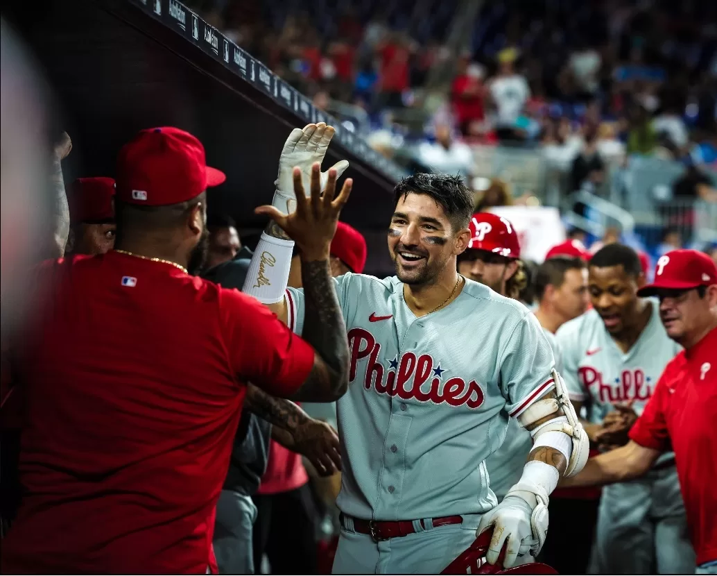 Nick Castellanos comemorando o HR da virada com José Alvarado no jogo entr o Philadelphia Phillies e o Miami Marlins