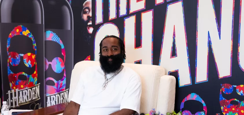 James Harden na China promovendo seu vinho J-Harden