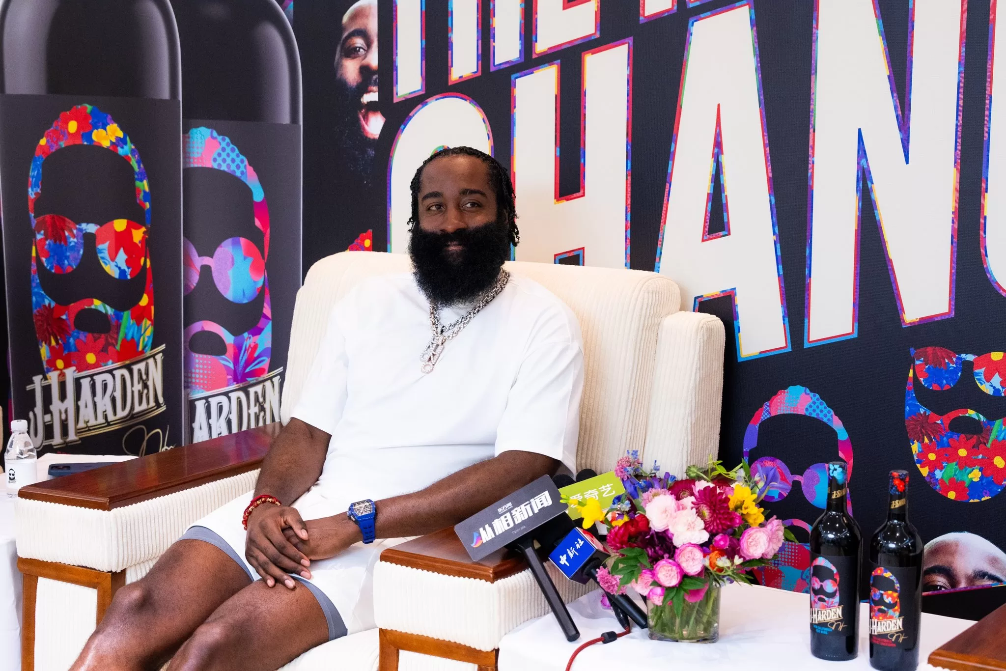 James Harden na China promovendo seu vinho J-Harden