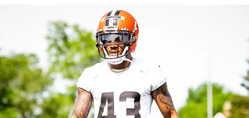 Johnson III volta aos Rams depois de dois anos com os Browns