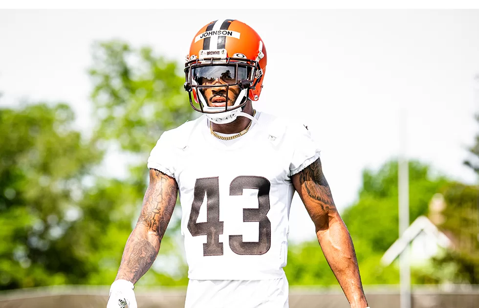 Johnson III volta aos Rams depois de dois anos com os Browns