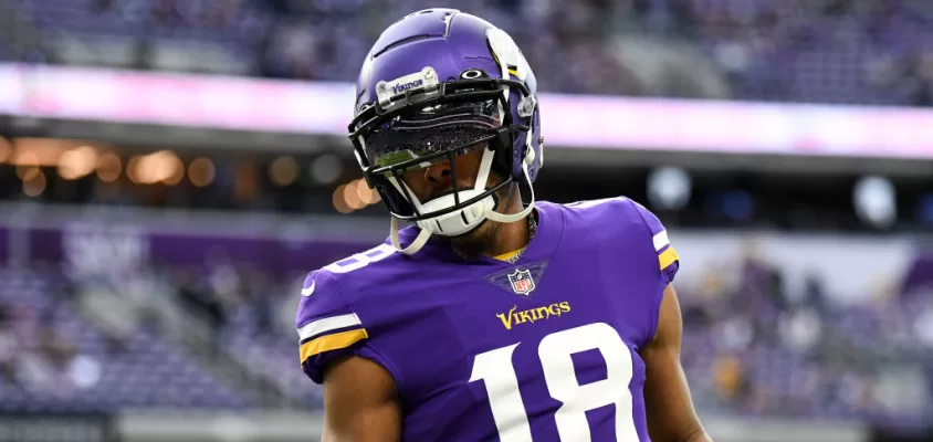 MINNEAPOLIS, MINNESOTA - DECEMBER 17: Justin Jefferson #18 of the Minnesota Vikings warms up prior to a game against the Indianapolis Colts at U.S. Bank Stadium on December 17, 2022 in Minneapolis, Minnesota